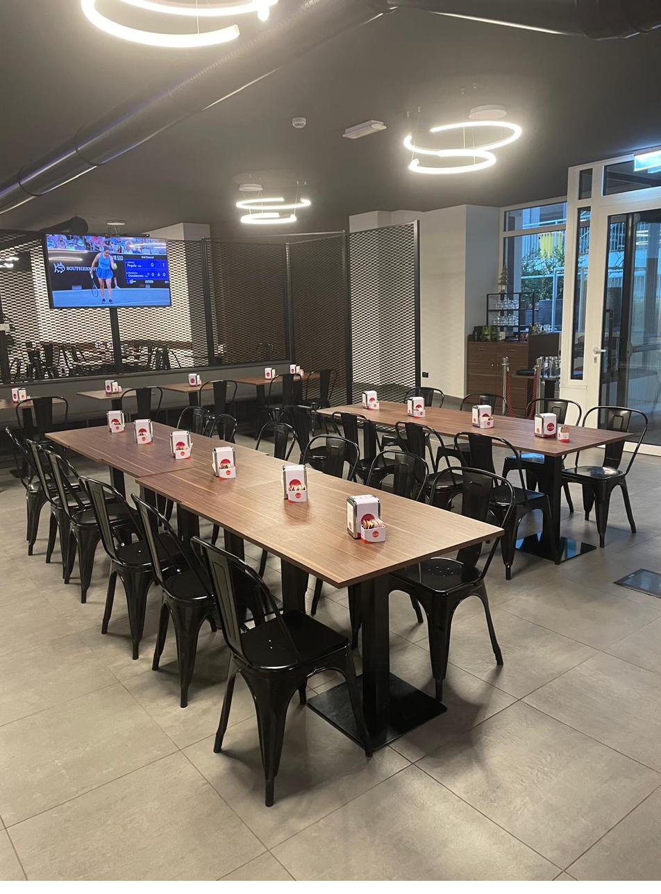 Sala iltondo apparecchiata per evento